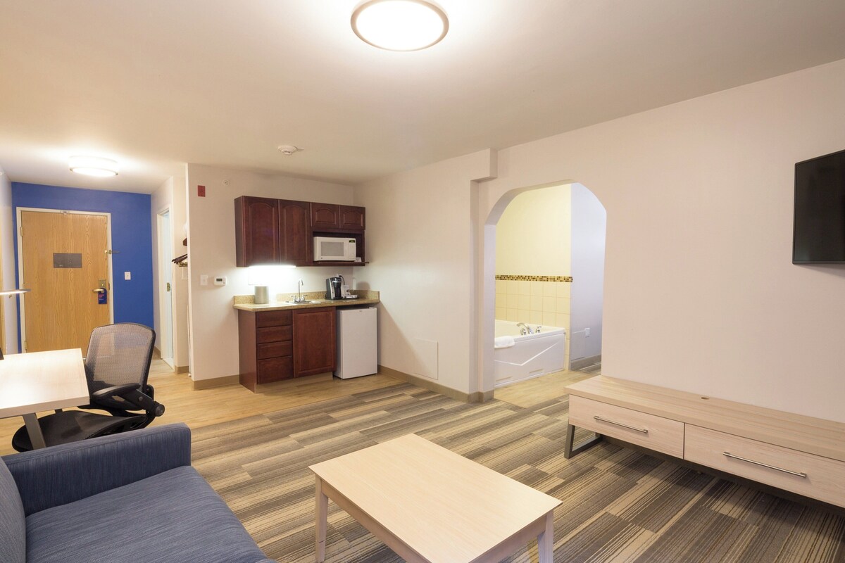 Suite, 1 King Bed, Jetted Tub | Premium bedding, pillowtop beds, in-room safe, iron/ironing board