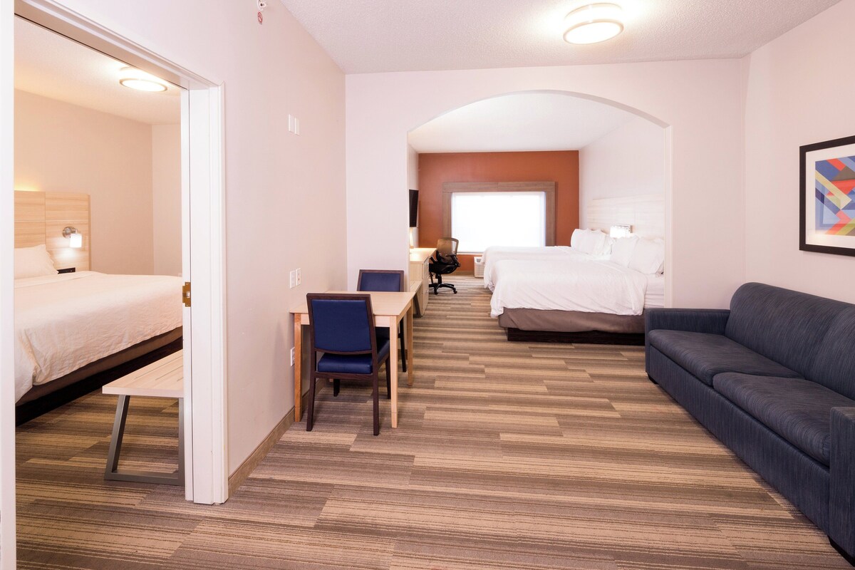 Suite, 1 Bedroom | Premium bedding, pillowtop beds, in-room safe, iron/ironing board