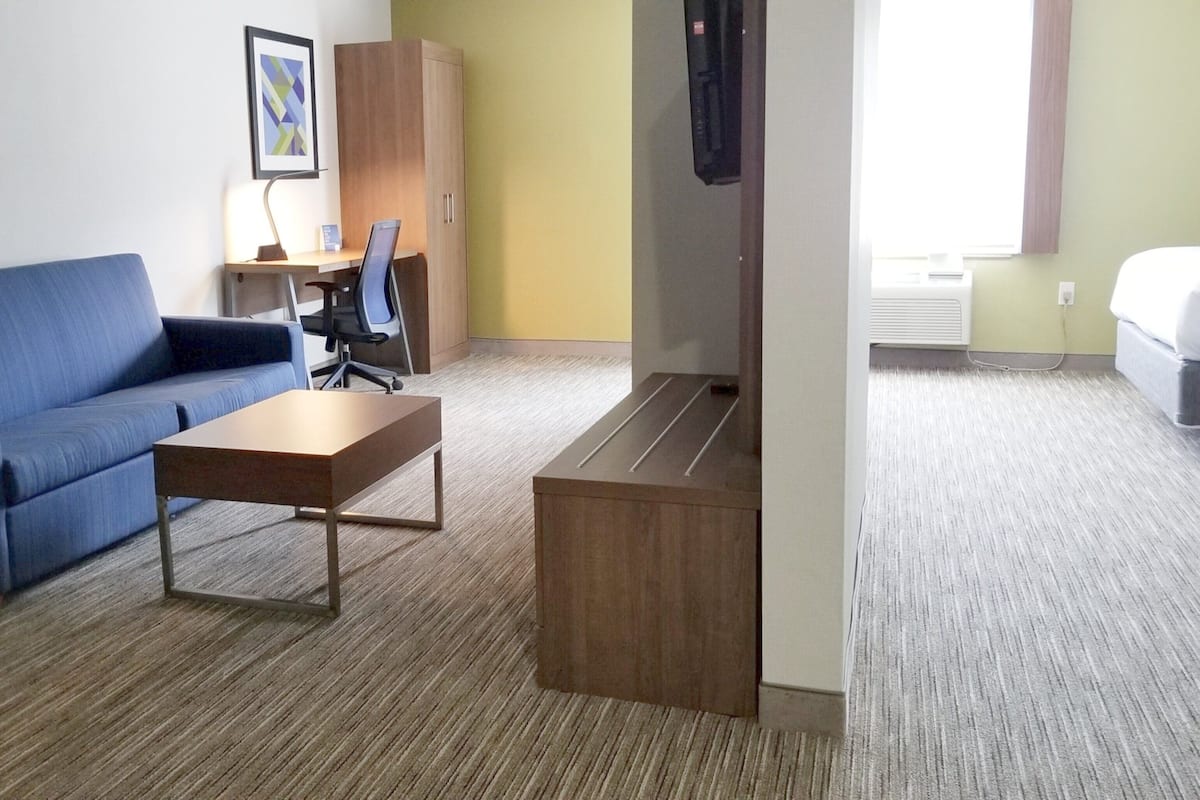 Suite, 2 Queen Beds, Roll-in Shower (Communications)