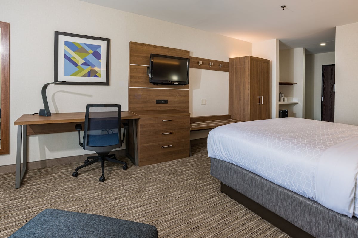 Hypo-allergenic bedding, in-room safe, desk, laptop workspace