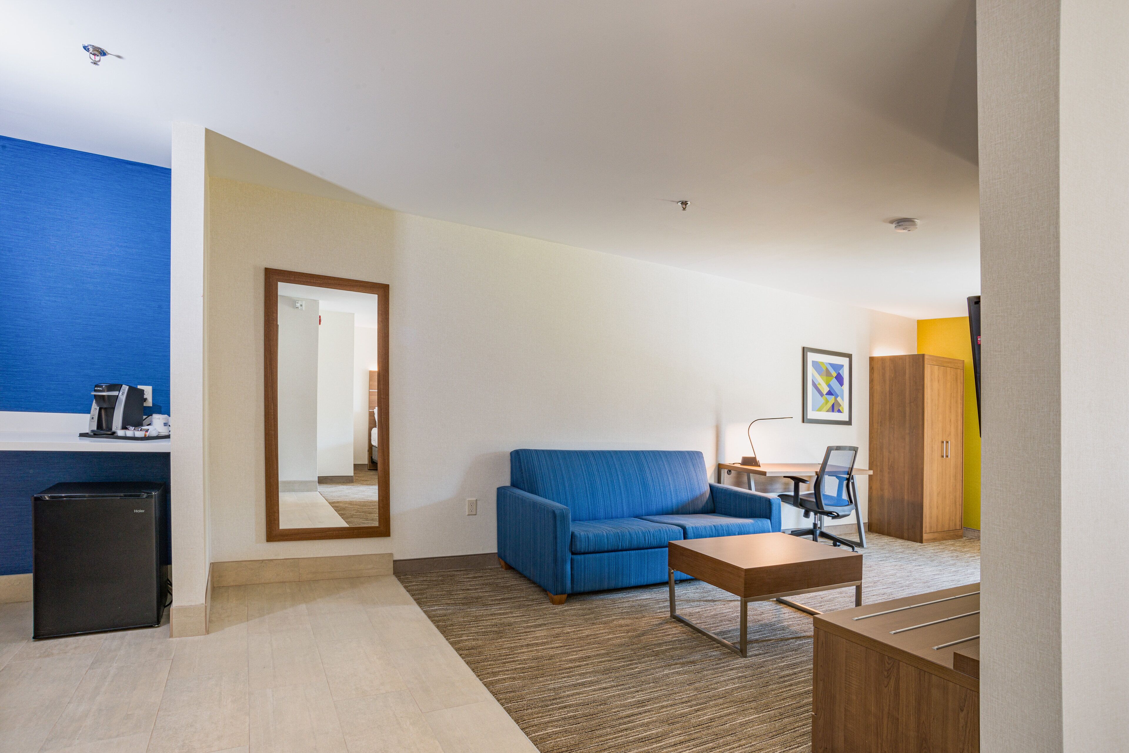 套房, 多张床 | 防过敏的被褥、客房内保险箱、办公桌、笔记本电脑工作区