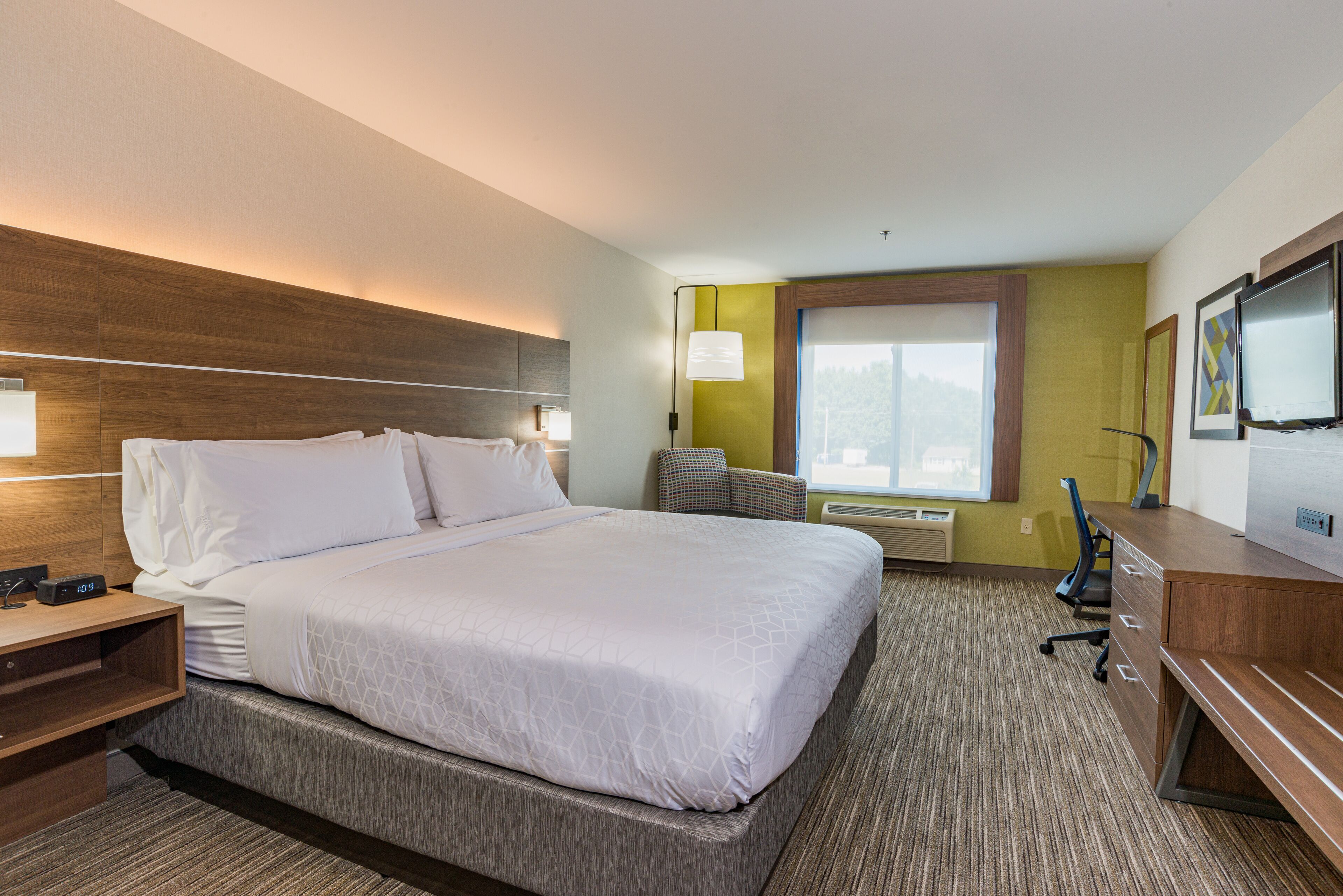 防过敏的被褥、客房内保险箱、办公桌、笔记本电脑工作区