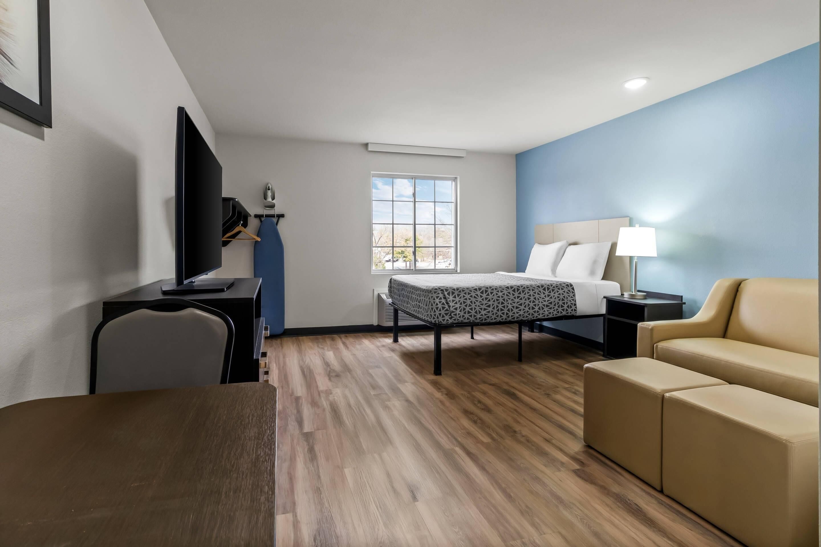 Standard Room, 1 Double Bed, Non Smoking | Desk, iron/ironing board, free WiFi, bed sheets