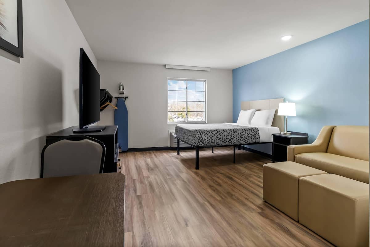 Standard Room, 1 Double Bed, Non Smoking | Desk, iron/ironing board, free WiFi, bed sheets