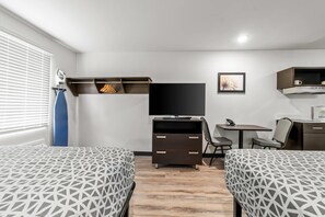 Desk, iron/ironing board, free WiFi, bed sheets - WoodSpring Suites Memphis East I-40 (Memphis)