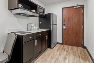 Escritorio, tabla de planchar con plancha, wifi gratis y ropa de cama 