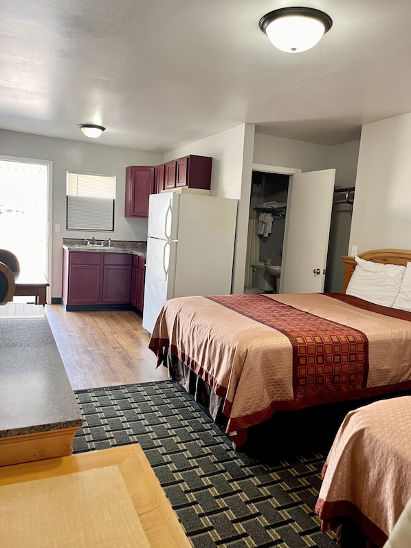 Habitación estándar, 2 camas matrimoniales | Tabla de planchar con plancha, wifi gratis y ropa de cama