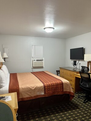 Iron/ironing board, free WiFi, bed sheets - Chief Motel (Keokuk)