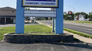 A motel sign with a Native American headdress logo and the words "Chief Motel" and "COMFORT / ECONOMY". - Chief Motel (Keokuk)