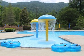 Outdoor pool, cabanas (surcharge), pool umbrellas