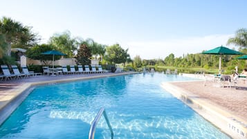 Kolam renang outdoor dan sebuah kolam renang air hangat