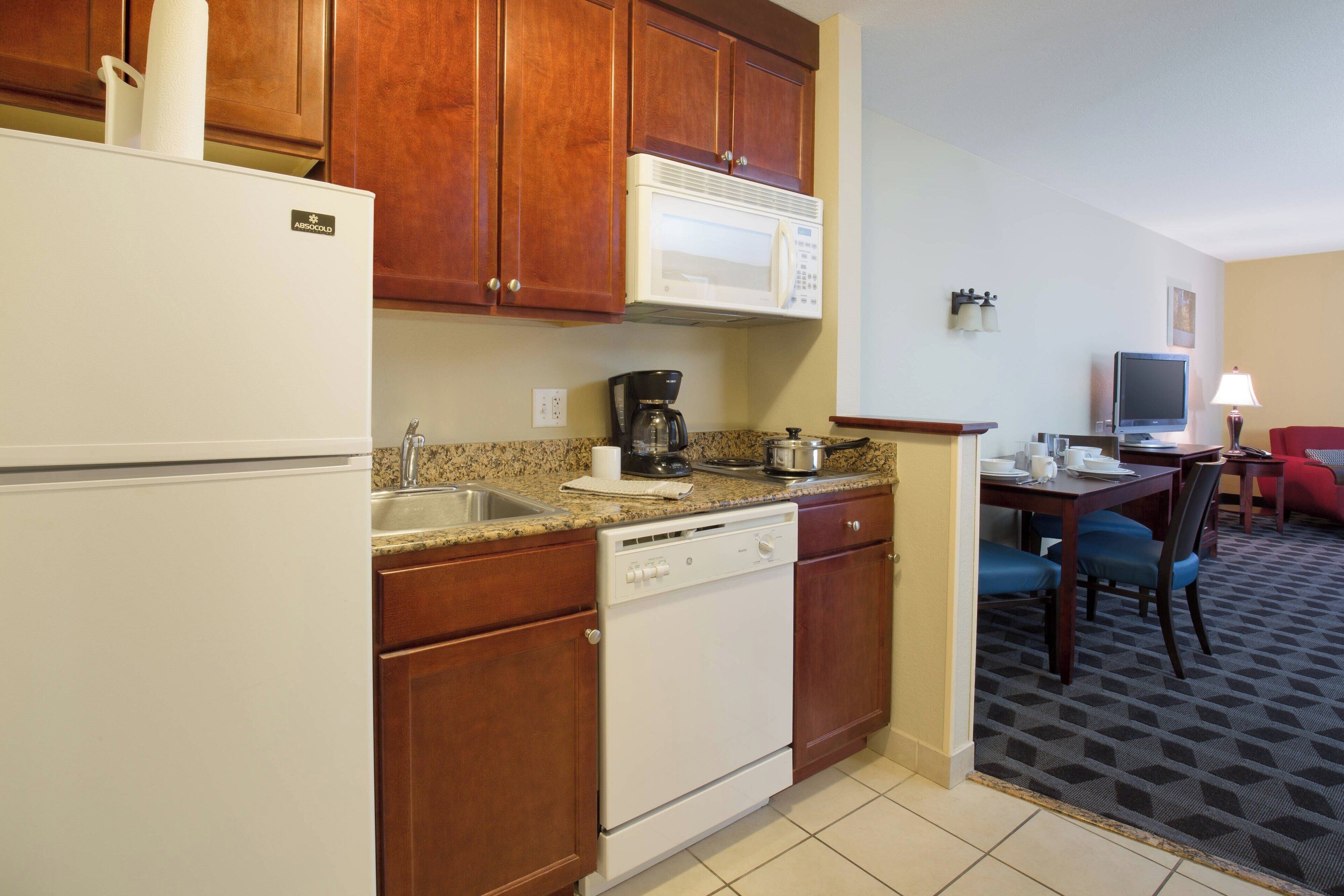 studio, 2 queen beds, non smoking | private kitchen | fridge, microwave, stovetop, dishwasher