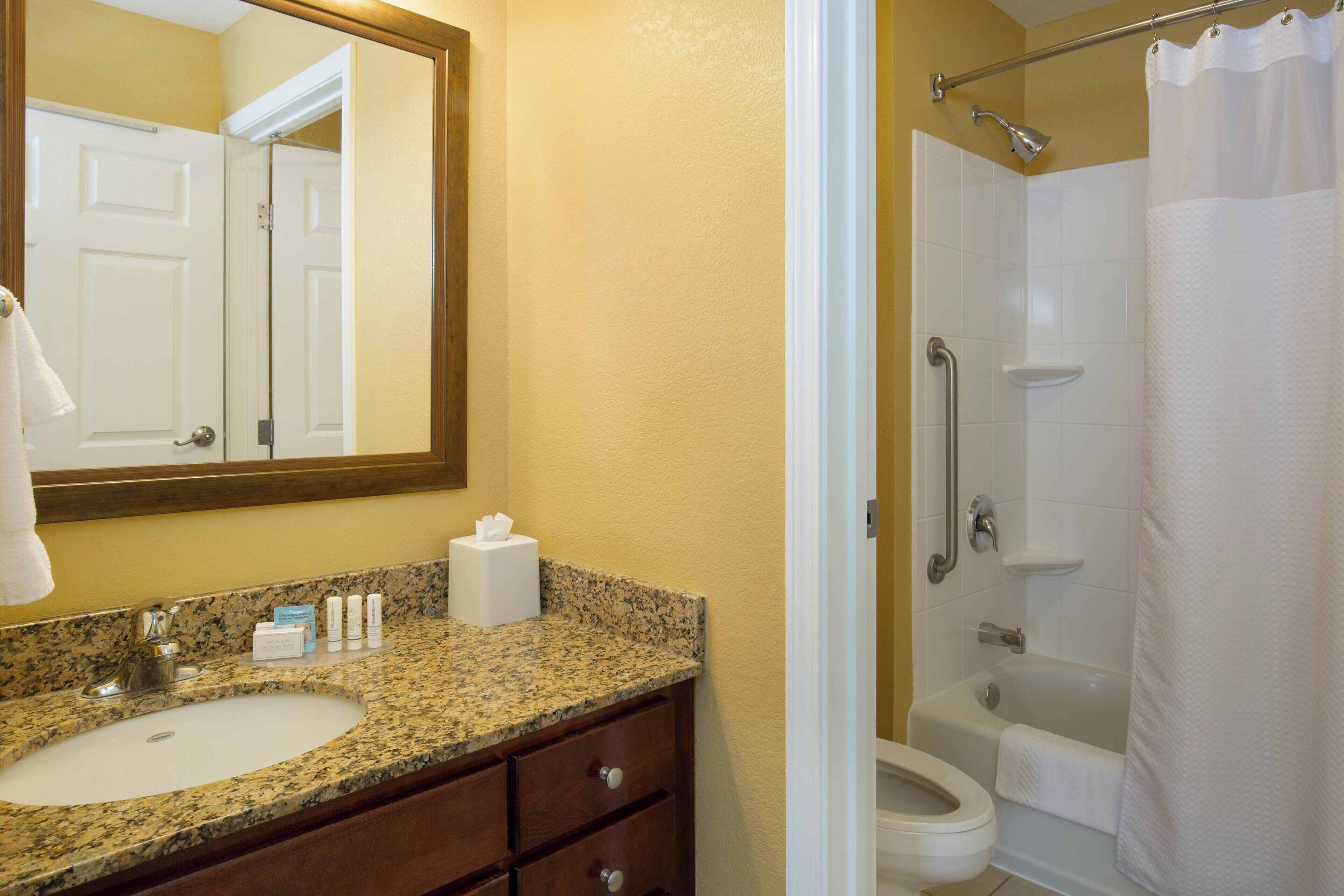 suite, 2 bedrooms | bathroom | combined shower/bathtub, free toiletries, hair dryer, towels