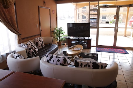 Sala de estar en el lobby. Coach Light Inn Brenham
