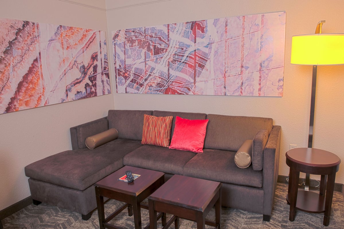 40-inch smart tv with satellite channels, tv, netflix