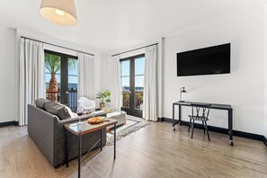 Kamar Double Premier | Seprai premium, meja kerja, tirai kedap cahaya, dan setrika/meja setrika