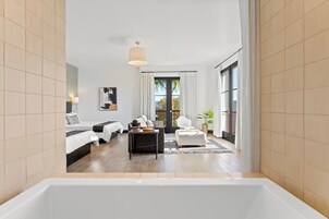 Habitación Premier doble | Ropa de cama de alta calidad, escritorio, cortinas opacas