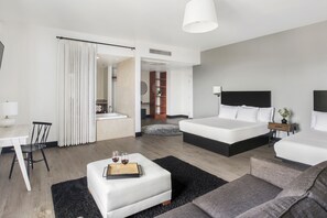 Dobbeltrom – premier | Sengetøy av topp kvalitet, skrivebord og blendingsgardiner