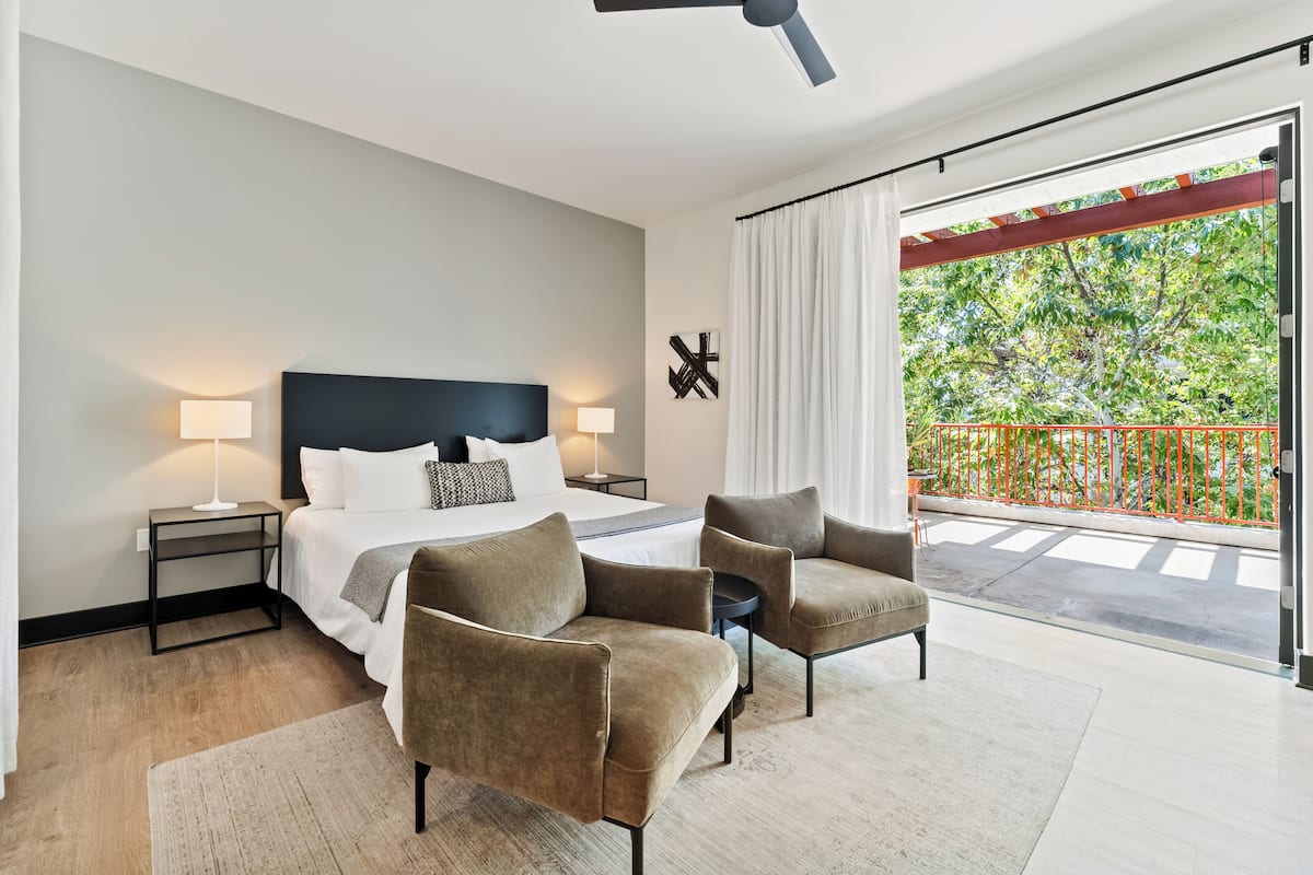 Kamer, privébadkamer (Deluxe King Guestroom) | Luxe beddengoed, een bureau, verduisterende gordijnen