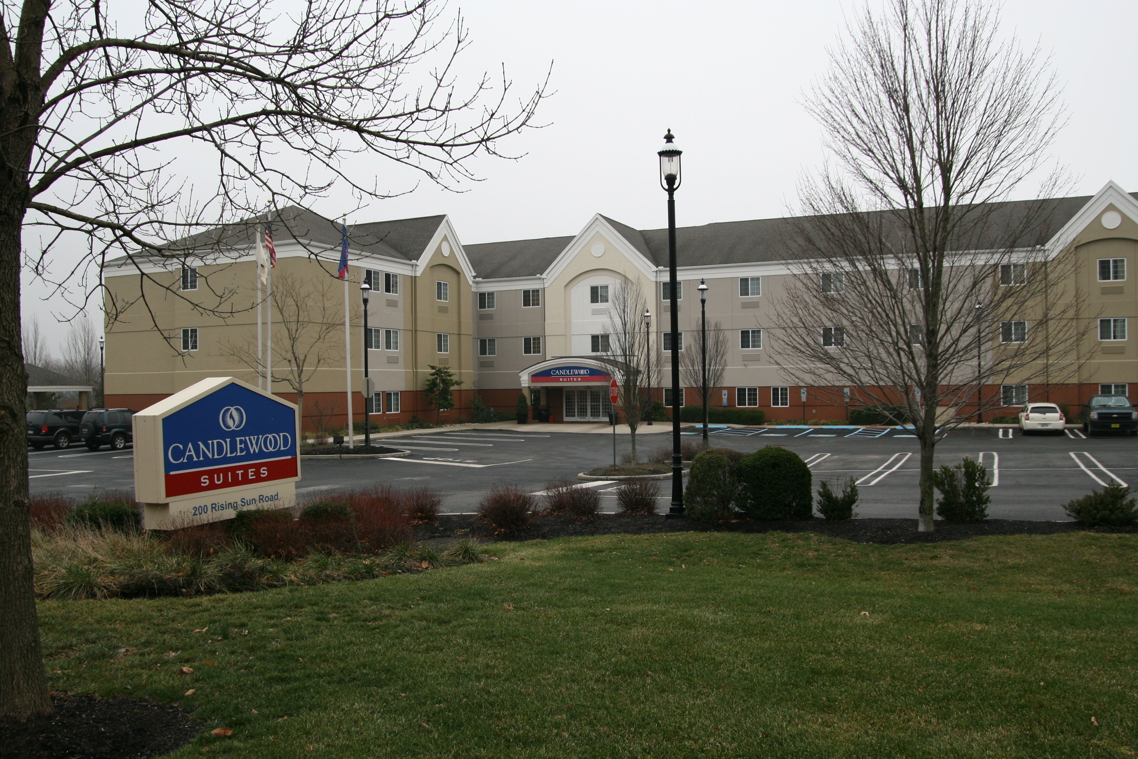 Un hotel con un letrero que dice "Candlewood Suites" en la carretera Rising Sun, número 200.