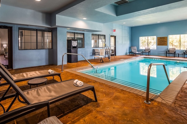 Kolam renang tertutup