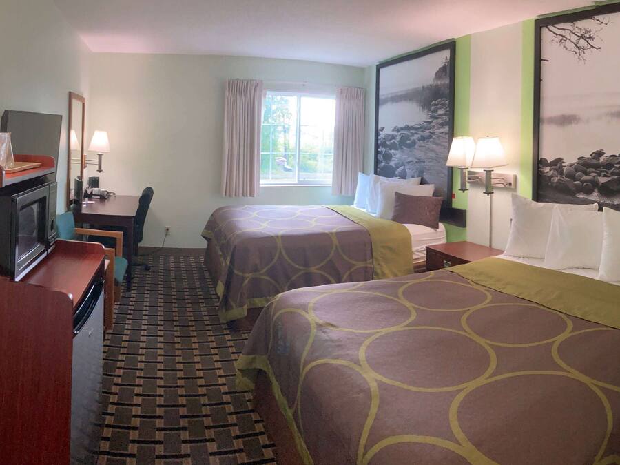 Individuell eingerichtet, Schreibtisch, laptopgeeigneter Arbeitsplatz