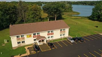 Un motel Super 8 con estacionamiento, vista al lago y una zona verde.