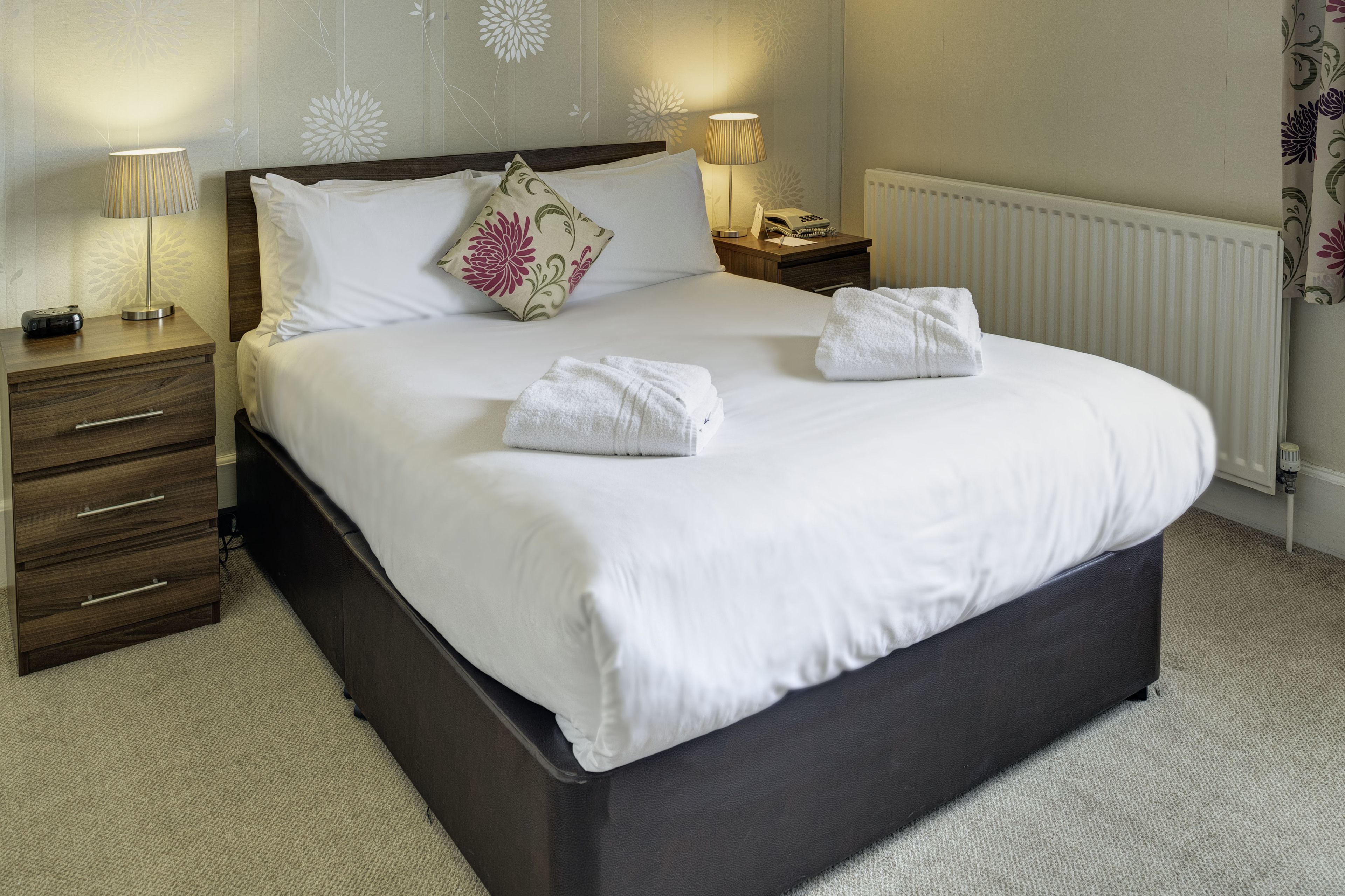 comfort room, 1 double bed, non smoking | individually decorated, individually furnished, desk, iron/ironing board