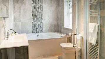 Kostenlose Toilettenartikel, Haartrockner, Handtücher