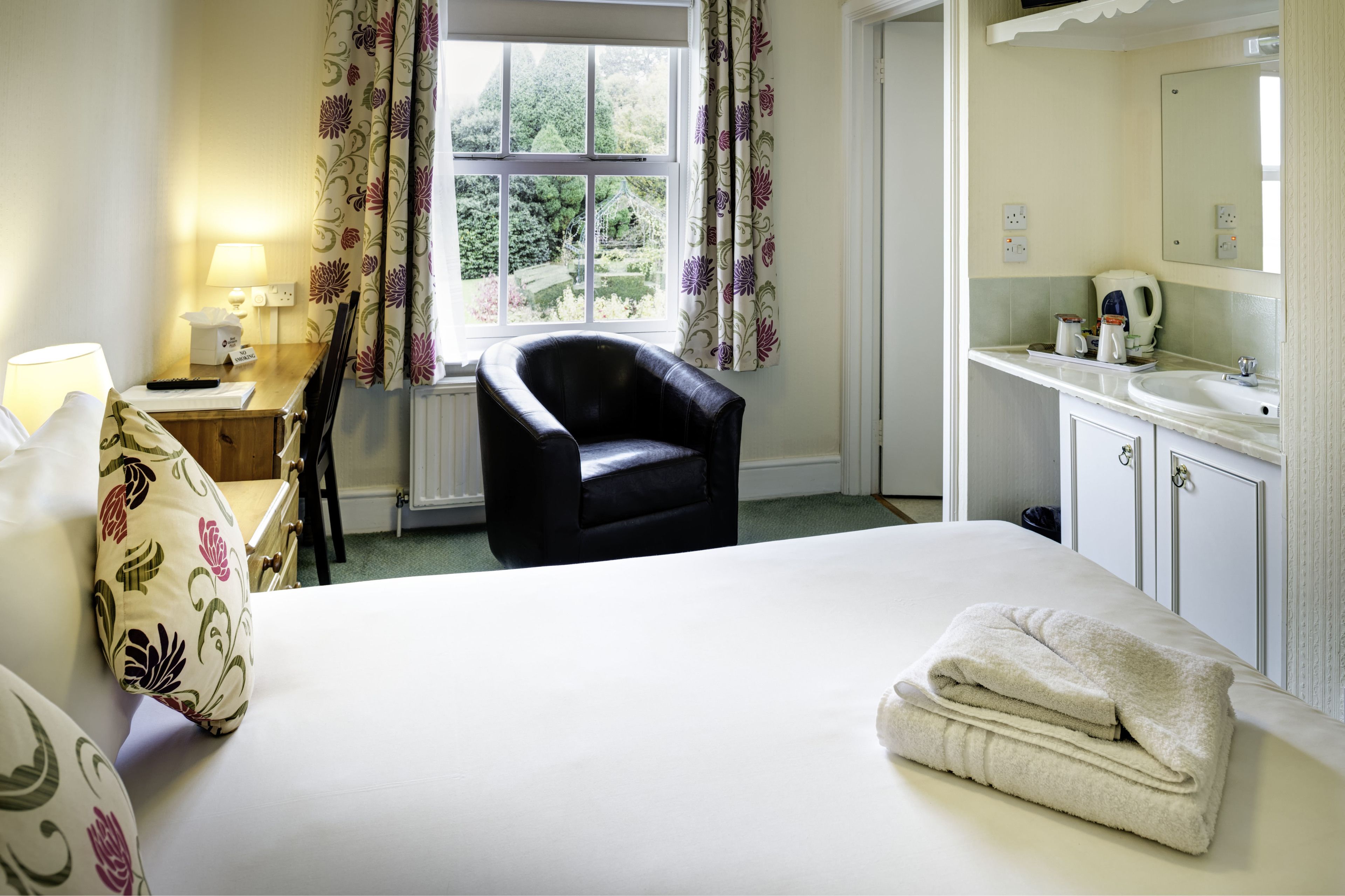 standard room, 1 double bed, non smoking | individually decorated, individually furnished, desk, iron/ironing board