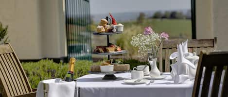 Breakfast, lunch, dinner served; British cuisine