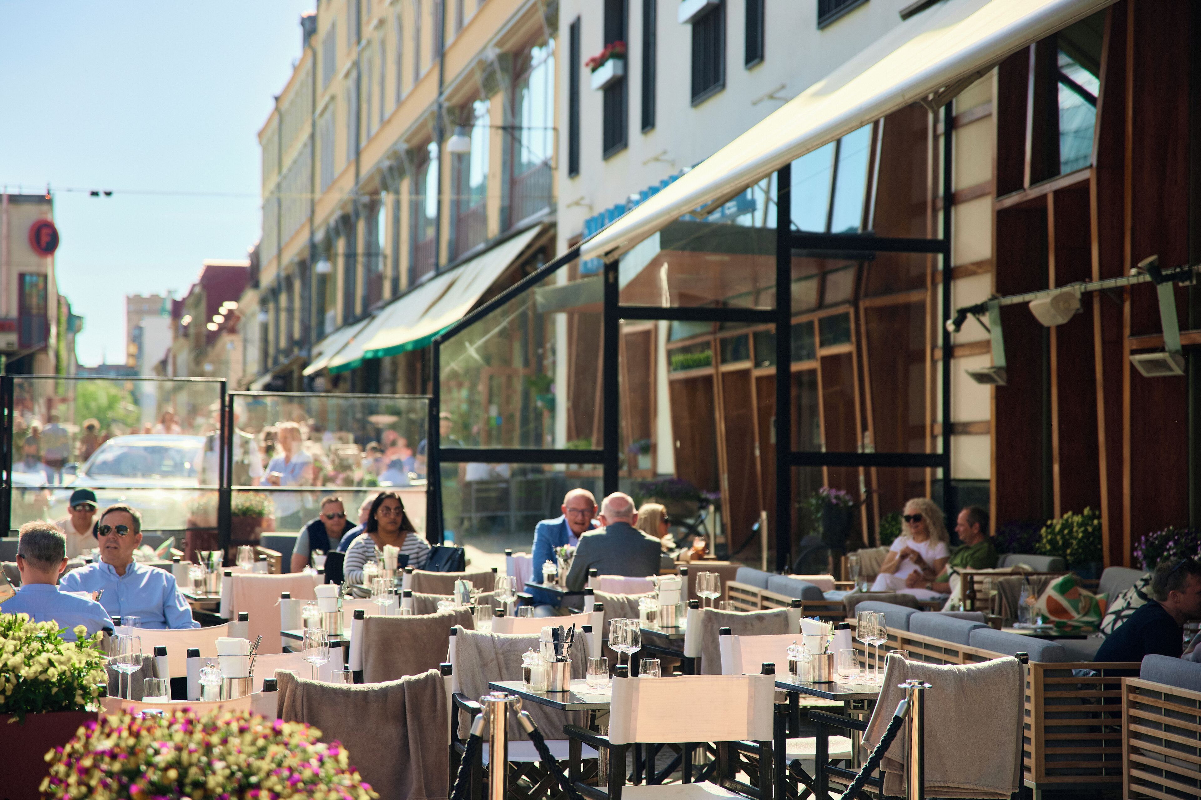 供应早餐、午餐和晚餐，国际美食