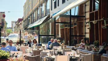 Se sirven desayunos, comidas, cenas y cocina internacional