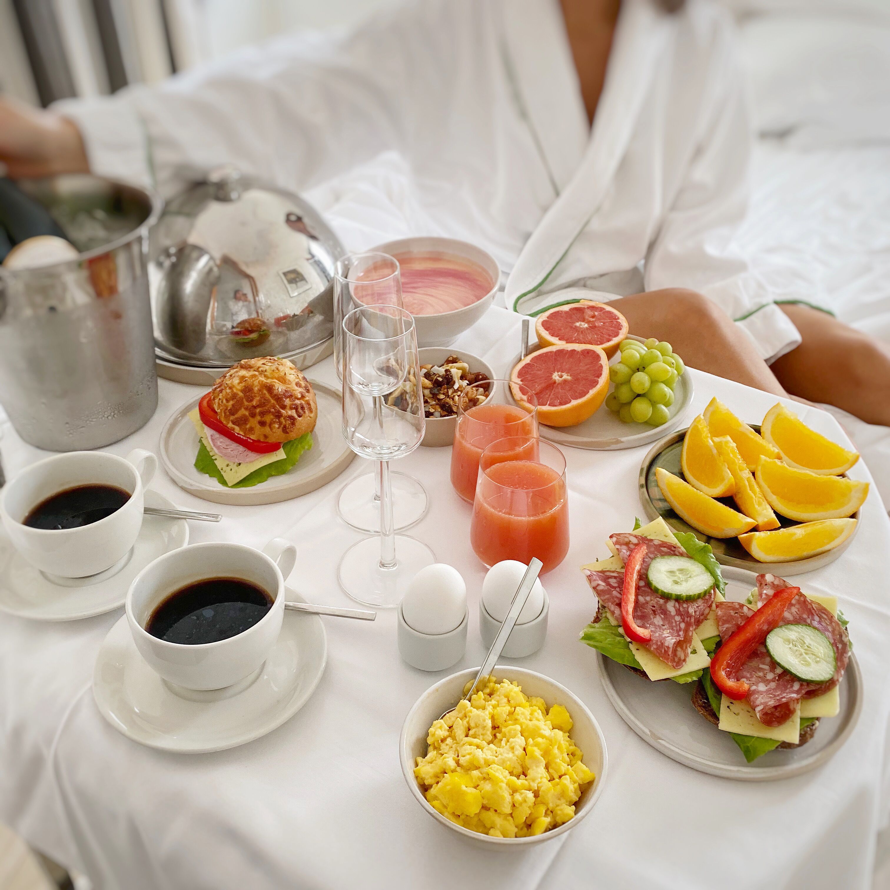 Et morgenbord med forskellige retter og drikkevarer på et bord.