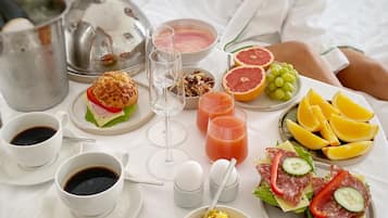 En frukostuppdukning med ett urval av matvaror och drycker på ett bord.