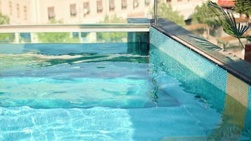Piscine extérieure (ouverte en saison), parasols de plage