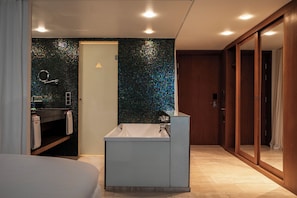 Superior Open Bath | Egyptian cotton sheets, premium bedding, minibar, in-room safe