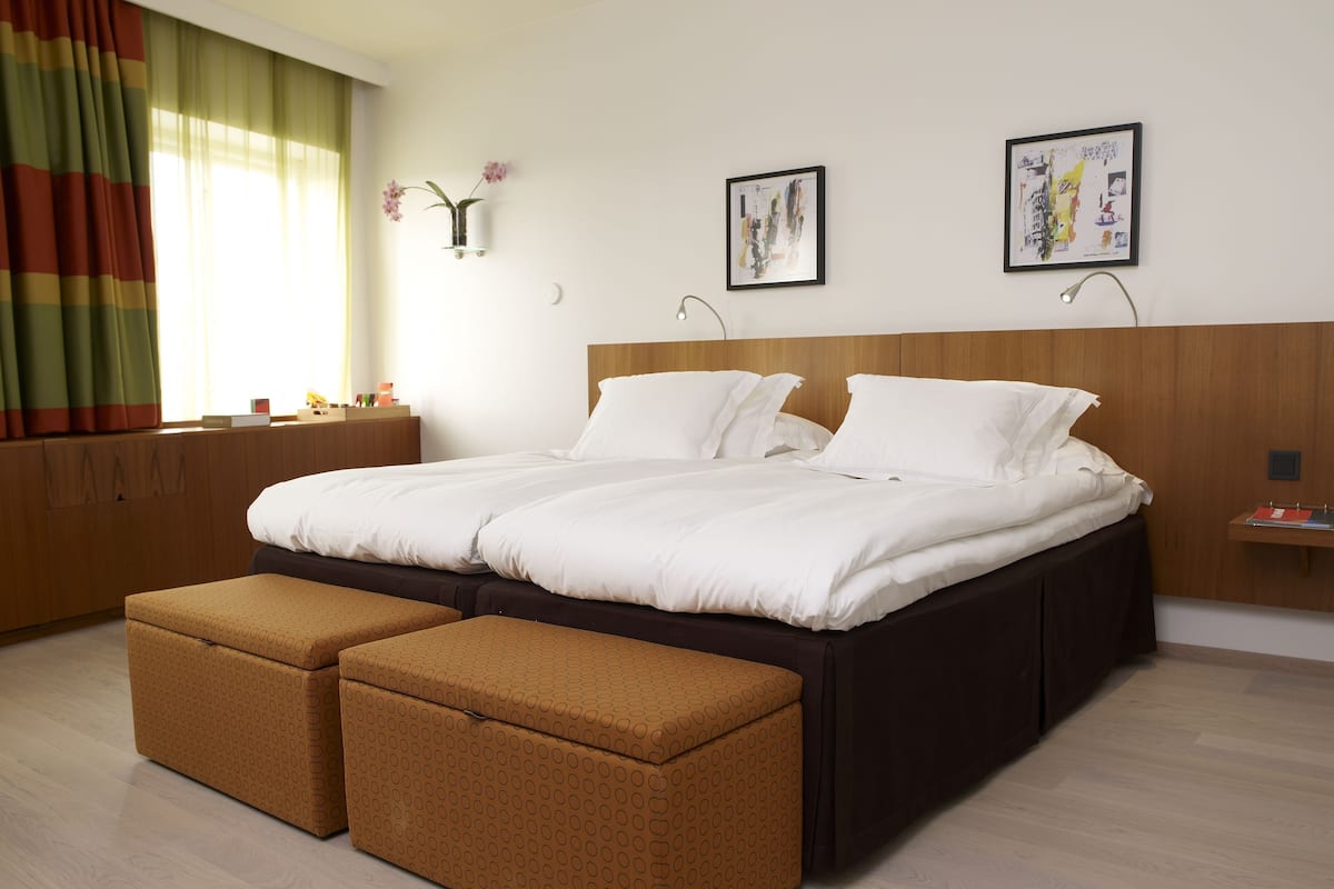 Standard Twin Bed | Sábanas de algodón egipcio, ropa de cama de alta calidad, minibar