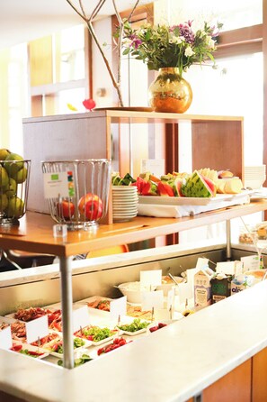 Free daily buffet breakfast 