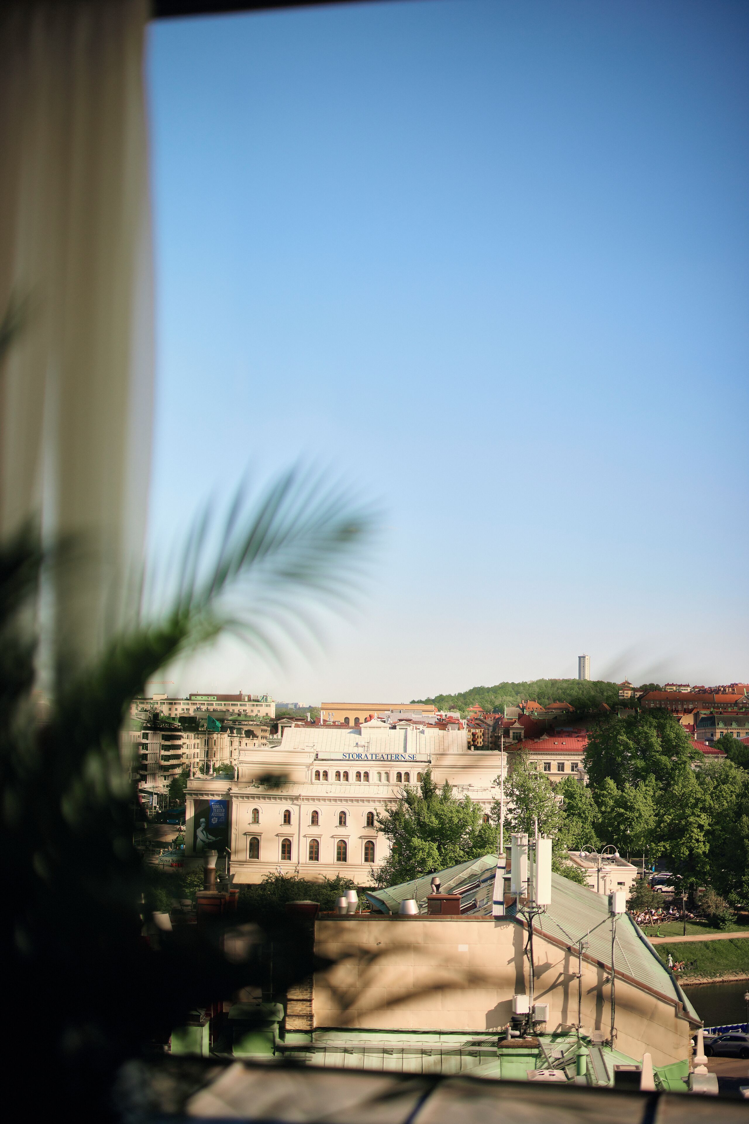 A view of a cityscape with a prominent building labeled "STORATHEATERN SF" and a clear blue sky.
