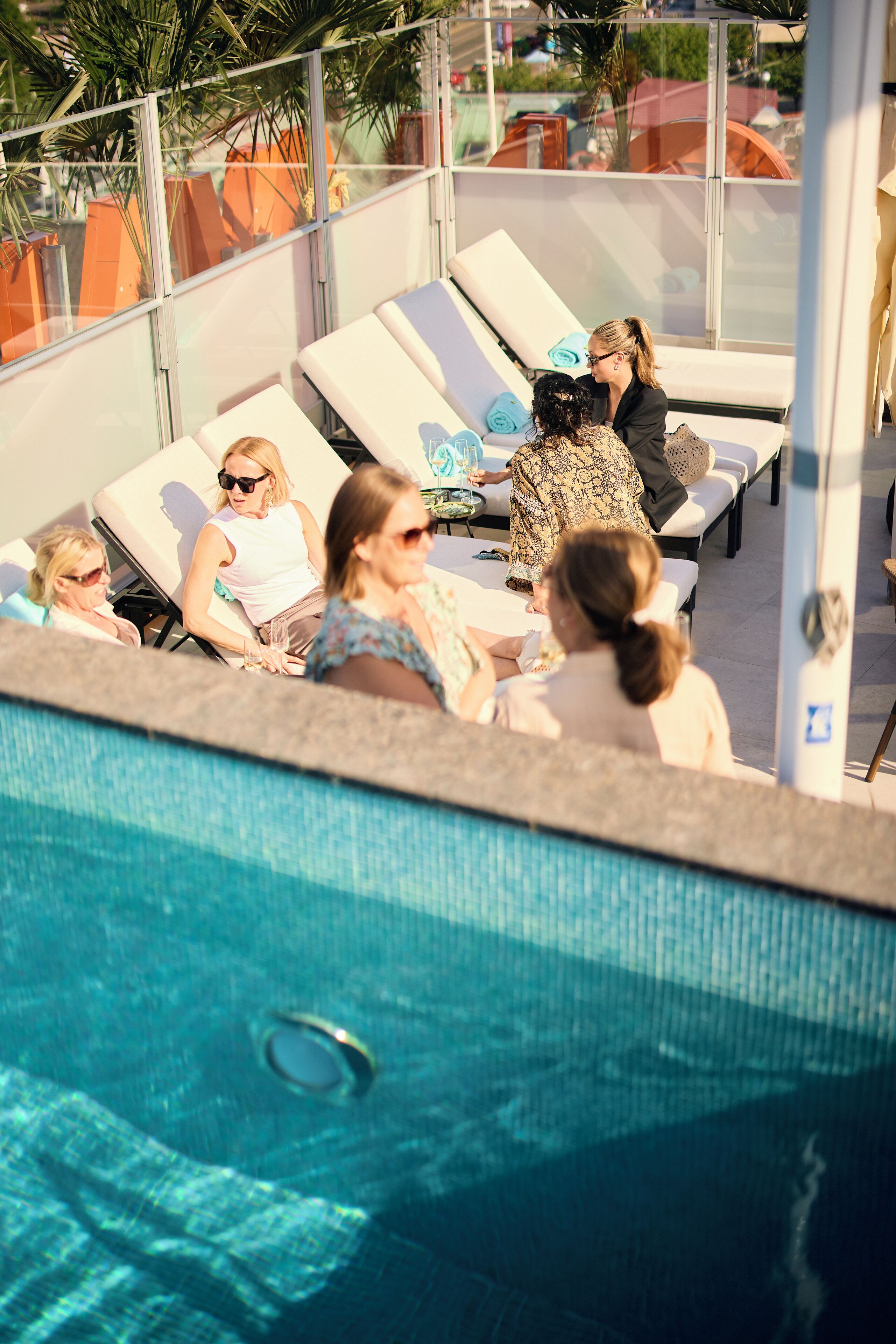 Ett område vid poolen med solstolar och en pool.