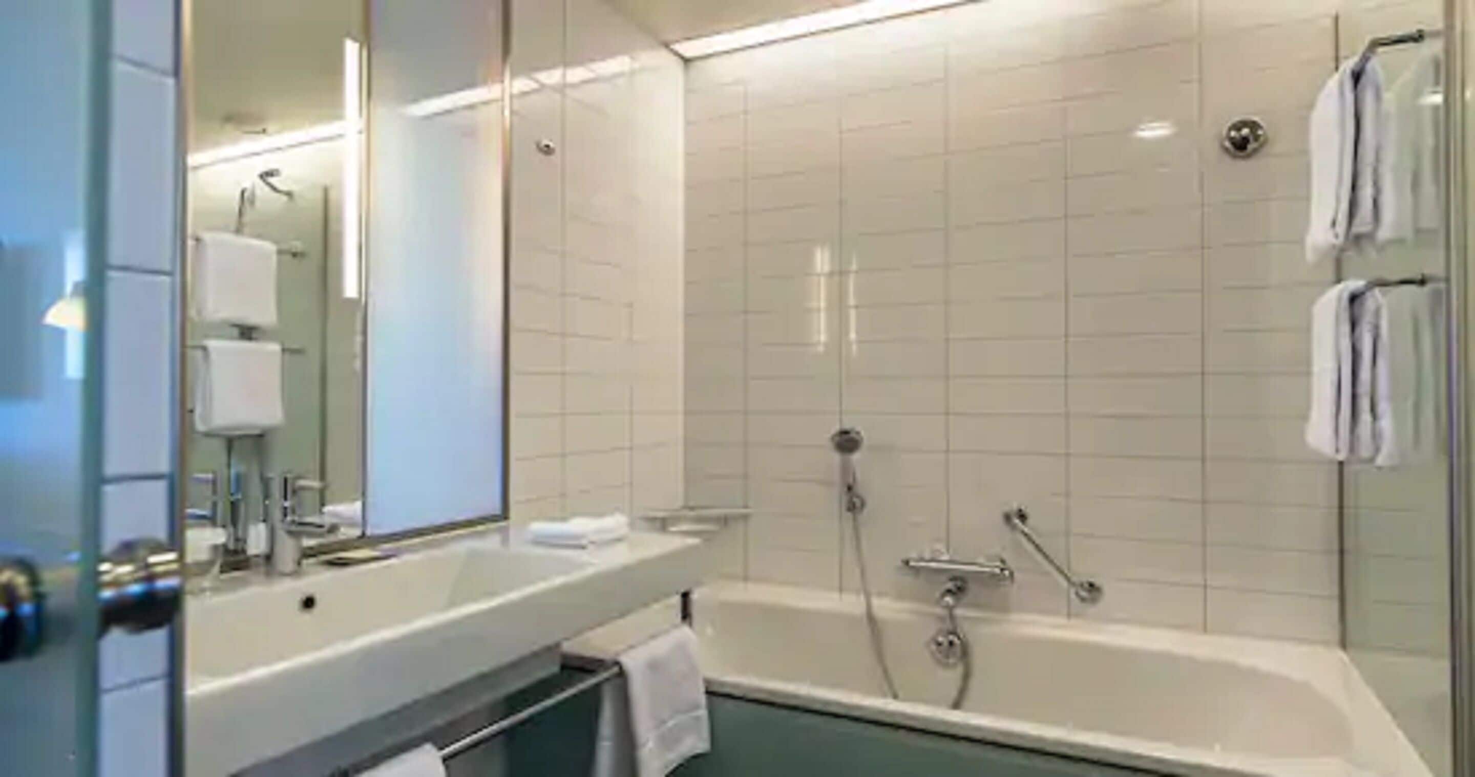 Grande Luxury Suite King Bed 2 Bedrooms | Baño | Bañera y ducha independientes y artículos de higiene personal gratuitos