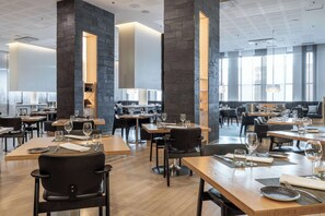 Breakfast, lunch and dinner served - Hilton Helsinki Airport (Vantaa)