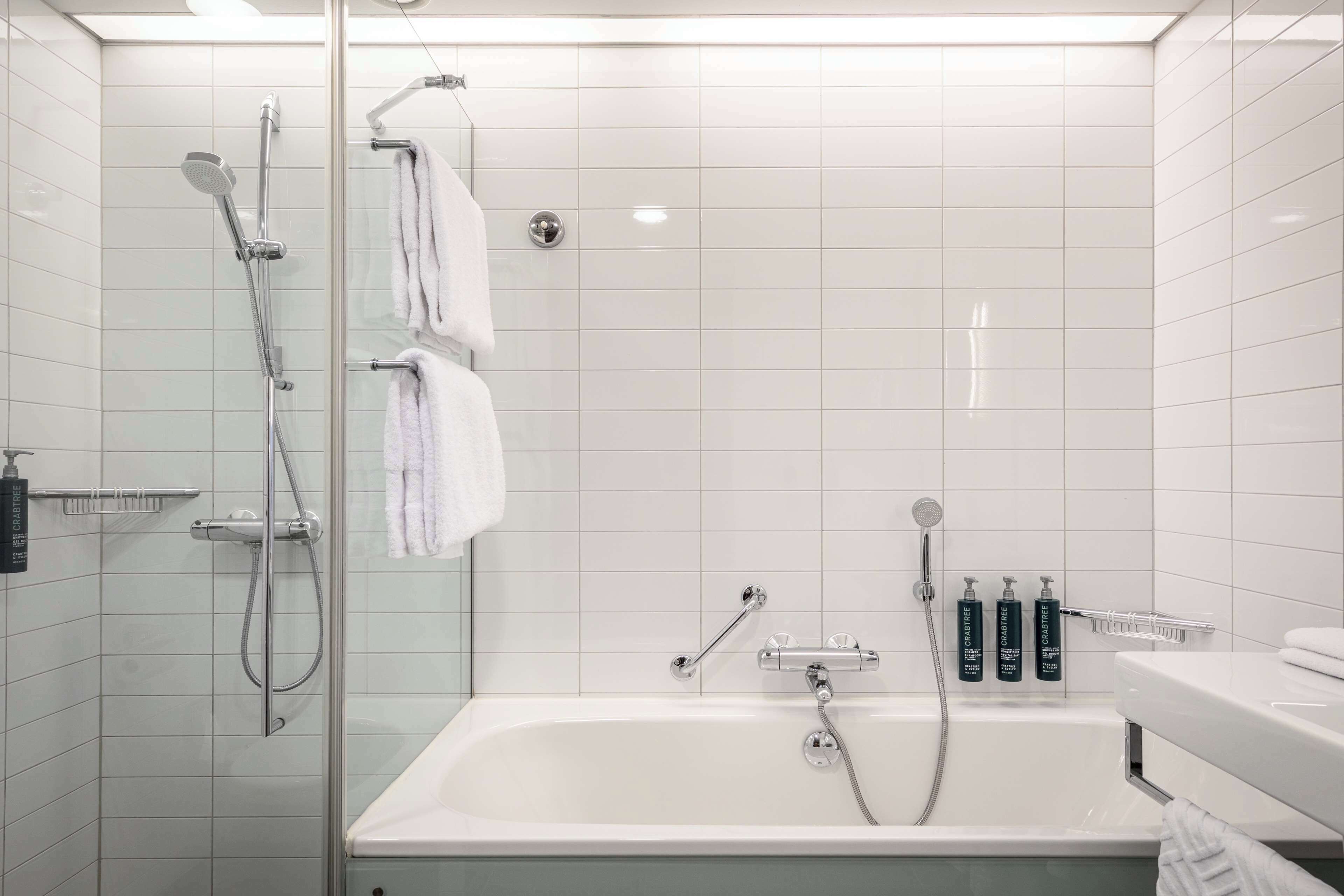 Baignoire et douche séparées, articles de toilette gratuits