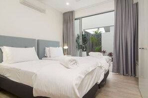 Chambre, 3 chambres | 1 chambre, décor unique, ameublement unique, fer et planche à repasser