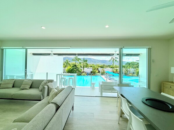 Chambre Standard, 3 chambres | Aire de séjour | Téléviseur connecté de 50 po avec télévision numérique, Netflix, livres