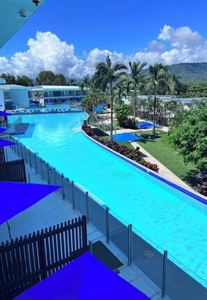 Piscine extérieure, accès possible de 7 h à 21 h, parasols