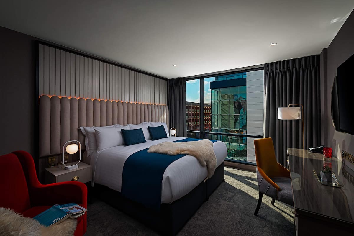 deluxe room | hypo-allergenic bedding, minibar, in-room safe, desk