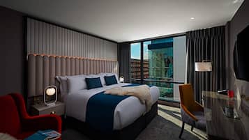 Hypo-allergenic bedding, in-room safe, desk, blackout drapes