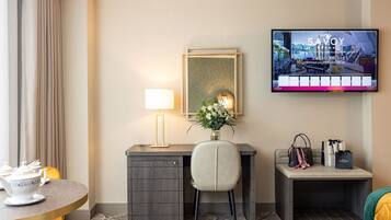 Deluxe Room | Hypo-allergenic bedding, in-room safe, desk, blackout curtains